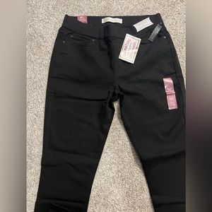 NWT Levi’s Pull On Skinny Jeans